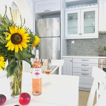 Aphrodite Sunshine Apartment *